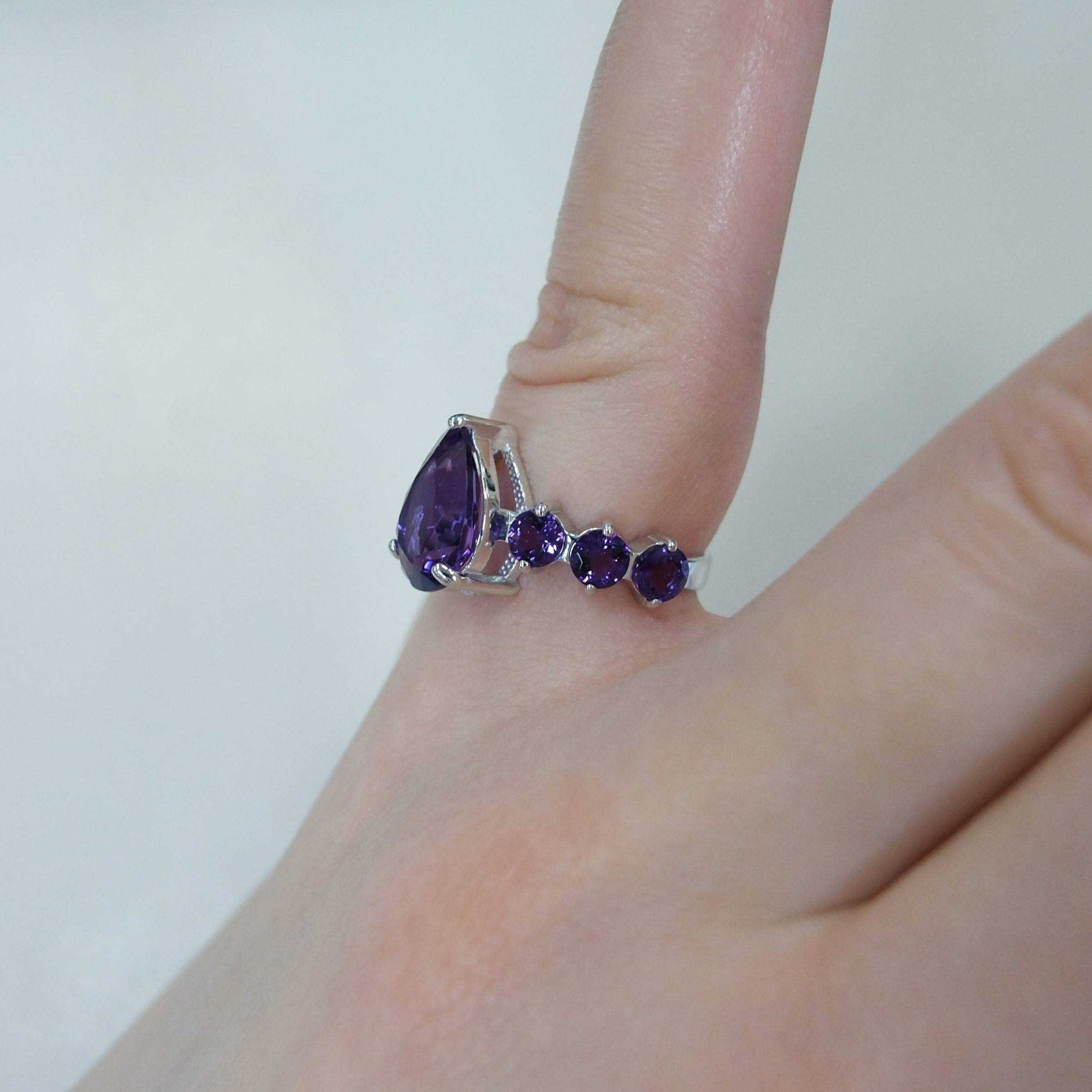 Серебряное кольцо с аметистами